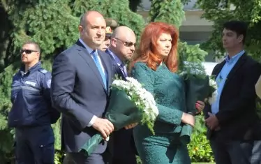 Президентът и вицепрезидентът на България участваха днес в празничната церемония пред паметника на Кирил и Методий в София.