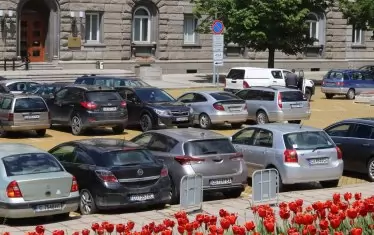 Напук на общината депутатите пак паркират безплатно зад парламента