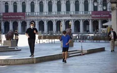 Венеция си изпати доста от коронавируса. Може би затова сега след падането на някои ограничения хората не бързат да излизат по площадите, а ако го направят, са вниматени - подхождат отговорно.  