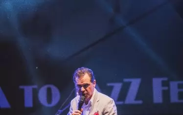 Кърт Елинг разглежда тревожни социални теми в новия си албум Secrets Are the Best Stories.