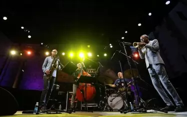 От началото на епидемията и социалната изолация саксофонистът Джошуа Редман (вляво) радва почитателите си главно с видеа в Инстаграм.