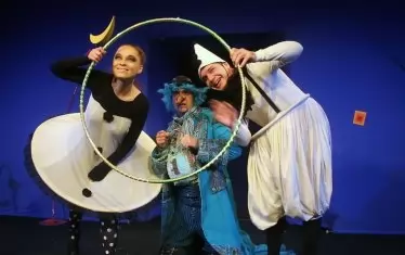 Театър "Възраждане" вече играе в залата си на живо, но засега публиката гледа от дивана. Днес в програмата: детския спектакъл "Джуджето Дългоноско" по Вилхелм Хауф.