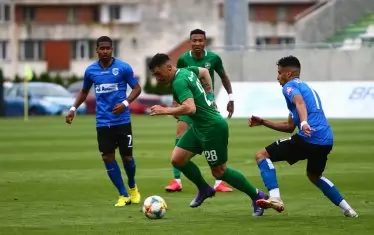 Нападателят на "Лудогорец" Клаудиу Кешерю (в средата) опитва пробив между двама играчи на "Черно море" на мача в Разград.