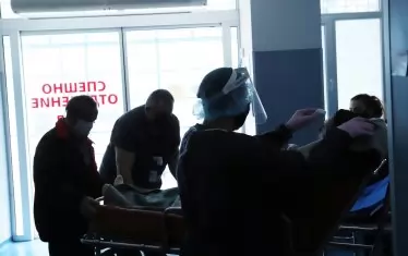  3700 медицински лица не получават автоматично по 1000 лв. Заповедта на министър Ананиев включва доста условия тип иглени уши. Затова се говори, че в някои болници са предлагали подкупи от 100-200 лв. на роднините на починали не от коронавирус, да се съгласят в смъртния акт да пише, че са умрели от ковид-19, за да бъдат получени прословутите 1000 лв.