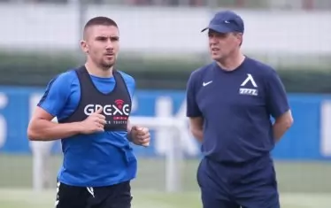 Треньорът на "сините" Петър Хубчев наблюдава как протича заниманието, докато край него преминава талантливия юноша Мартин Петков.