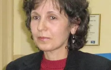 Със своята работа г-жа Мая Гешева допринася за промяна в училищния живот и нагласите на учениците за по-високи постижения, посочват от МОН. 