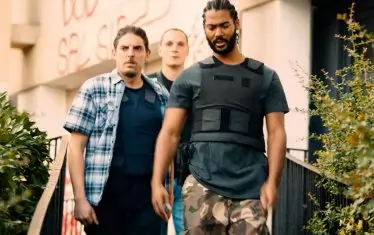 Пенто (вляво) е новият полицай, скромен и по-малко склонен към насилие от закоравелите си колеги.