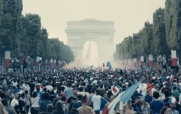 Триумфалната победа по футбол маскира проблемите само за малко.