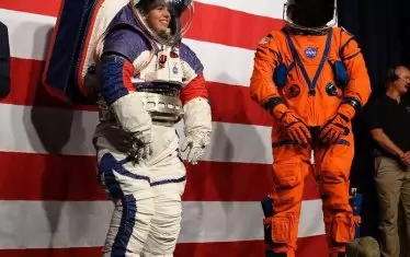 Оранжевият костюм се нарича „Orion Crew Survival System“ и може да се сравни с костюмите на „SpaceX“ и „Boeing“. Другият е  EEMU и е предназначен за работа в открития космос или по повърхността на Луната.