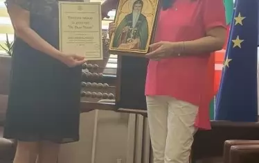 Стремежът на г-жа Пенка Ненкова (вляво) да изгради успешен модел на управление в езикова гимназия „Петър Богдан“ в Монтана се основава на ефективното използване на иновативни методи и добри международни практики. 