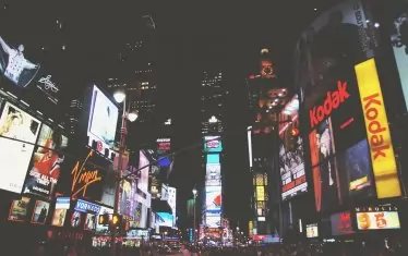 Театрите на Бродуей бяха принудени да затворят в средата на един от най-успешните си сезони.