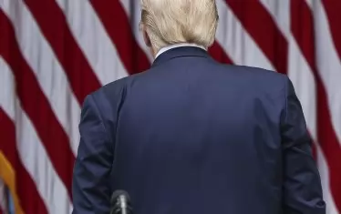 Президентът Доналд Тръмп си тръгва от брифинга в Розовата градина, след като го прекрати преждевременно.
