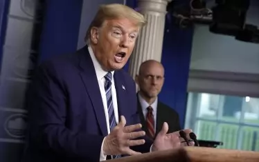  Американският президент Доналд Тръмп публично обяви, че коронавирусът може да бъде лекуван с дезинфектанти и слънчева светлина. Изказването му втрещи лекарите по целия свят.