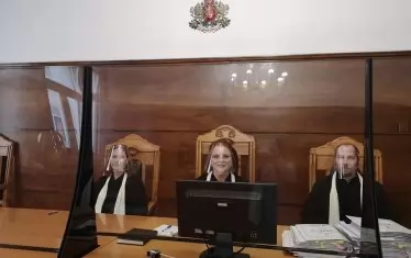 Повечето мерки, приети от съвета, звучат разумно - премахване на пейките от фоайетата, влизане в палатите с ръкавици и маски, тестване на служителите и т.н. В много съдилища има предпазни паравани. Съветът обаче използва пандемията, за да погази основния принцип, че делата са публични.