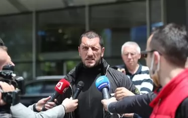  Лидерът на агитката на "ЦСКА-София" Иван Велчев-Кюстендилеца съобщава резултатите след срещата с Гриша Ганчев.