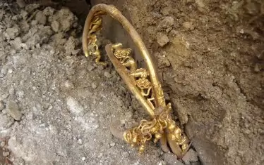 Златната диадема от съкровището в Голямата свещарска могила.