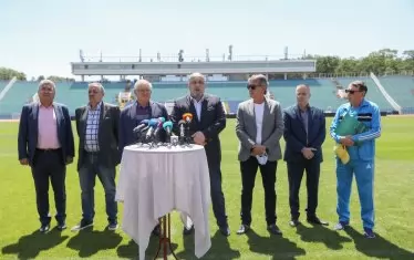 Това не е стена, строена за пряк свободен удар, а отговорни фактори,  даващи брифинг. Проф. Тодор Кандаржиев и доц. Димо Димов представиха триумфално НОЩ на мероприятието на Националния стадион.