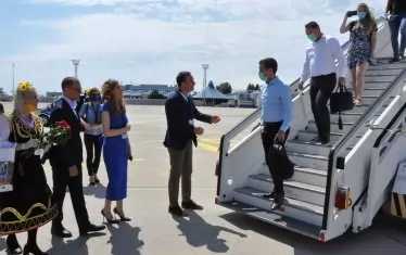 А Димитър Николов непременно държеше да ръкостиска, макар хората да бяха предпазливо с маски.