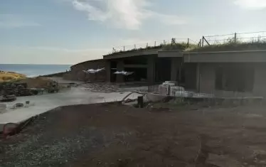  Новото строителство, което напредва в близост до скалите в последните години.

