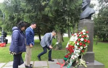 Пред паметника на Христо Ботев в Борисовата градина венци и цветя поднесоха лидерът на столичната организация на БСП Калоян Паргов и общински съветници.