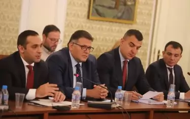 Бившият принципал на ББР Емил Караниколов представя през 2020 г. в Народното събрание току-що сменения борд на директорите на банката.