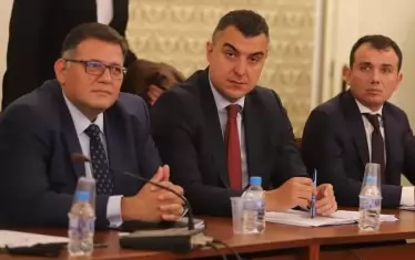 Тримата членове на Управителния съвет на ББР - единствената държавна банка, нямат намерение да подават оставки въпреки критиките за странния модел на кредитиране.