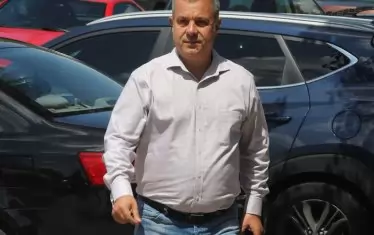 Емил Кошлуков ще си доизкара мандата като шеф на БНТ въпреки множеството искания за оставката му.