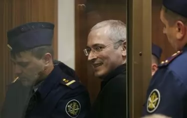 ... а Ходорковски влезе в битка с Кремъл, след което - в затвора.