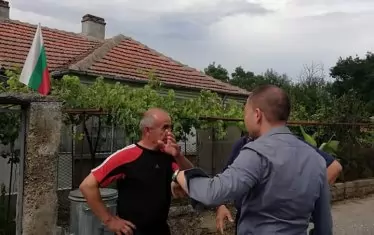 Сцена от лятото на 2018 г.: представител на властта убеждава стопанин колко опасно е положението, насреща му - съмнение.