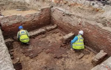  Освен “Червения лъв”, за който се смята, че е най-старият театър в Лондон, разкапките разкриха две бирени изби.