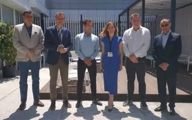  Днес делегацията от посрещачи първо чинно изчака гостите...