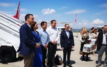  ...  После наобиколи и самия самолет.