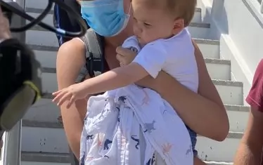 Още преди да стъпи на българска земя това детенце разбра, че българите са много гостоприемни и дори медии са се втурнали да посрещат.