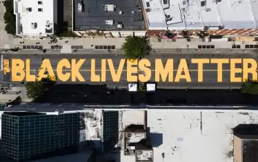  Огромен надпис на пътното платно "Животът на черните има значение" на булевард в  Ню Йорк