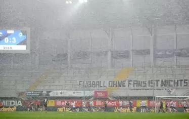 Порой се изсипа в Падерборн по време на мача на местния тим срещу "Вердер". На празните трибуни пък бе опънат транспарант с надпис "Футболът без фенове е нищо!".