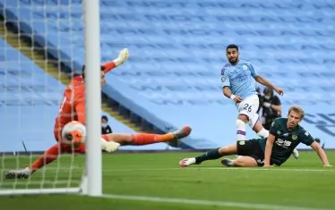 Риад Марез (в средата) бележи първия от двата си гола срещу "Бърнли".