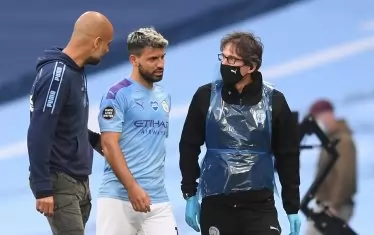 Мениджърът на "Манчестър С" Хосеп Гуардиола (вляво) проверява какво е състоянието на контузения Серхио Агуеро (в средата), който беше сменен принудително точно преди почивката.