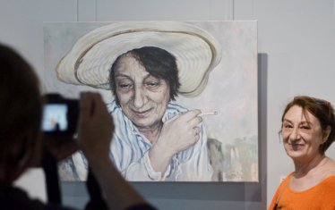 Силвия Стратиева., „Хелън с шапка“, (И Хелън без шапка)