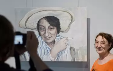 Силвия Стратиева., „Хелън с шапка“, (И Хелън без шапка)