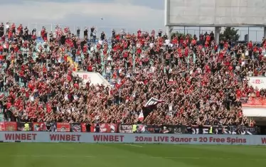 Социалната дистанция беше напълно пренебрегната на футболните мачове, последва и взрив на заразени. Но това очевидно не развълнува властта.