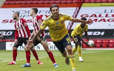 Испанският халф Дани Себайос е разперил ръце, след като с гола си е осигурил класиране на "Арсенал" за 1/2-финалите за ФА Къп.