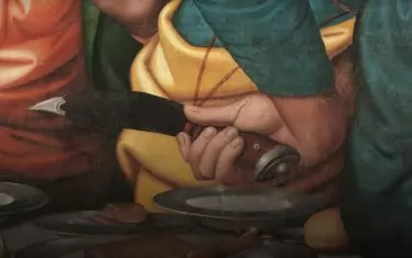  Петър държи нож - напомняне, че по-късно ще отреже ухото на войник, в опит да спре ареста на Исус.