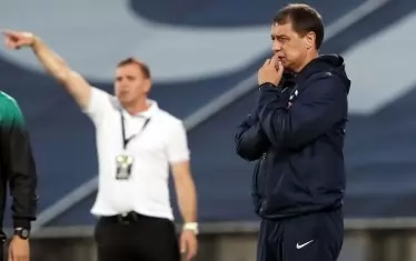 Треньорът на "Левски" Петър Хубчев (на преден план) размишлява върху причините за безидейната игра на отбора, докато на заден план колегата му от "Локомотив" Бруно Акрапович дава указания към футболистите си.