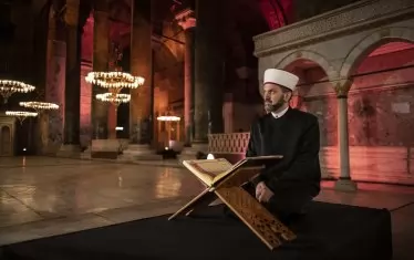 Имам чете сури от Корана под купола за пръв път от близо 100 години насам. Това стана на 29 май.