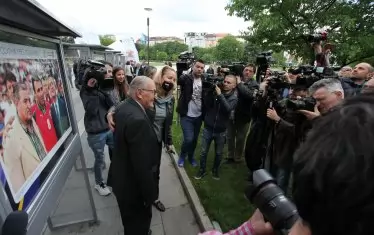 На откриването беше и Димитър Пенев, който по традиция събра медийното внимание и не пропусна да ръсне от бисерите си. "Ако Балъков поеме "ЦСКА 1948" ще го поздравя за неговия занаят, другата работа си е негова работа. За Наско Сираков не съм чул официално. Обадете ми се по-късно. Не знам как е земетресението при "Левски", каза Пенев.