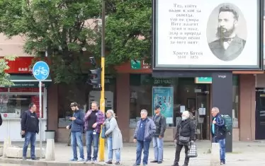  Хиляди българи спряха за минута и сведоха глави в памет на загиналите за свободата на България, когато в 12.00 ч. бяха включени сирените в цялата страна.