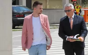  Братът на певицата Александър Деянов дойде в съда заедно с адвоката им Николай Хаджигенов.