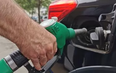 Годината започва с лек спад на цените на горивата