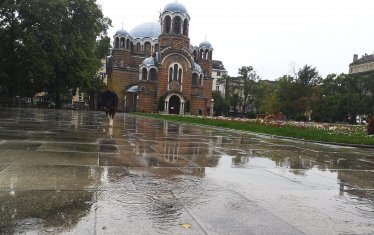 След дъжд цялата градинка около църквата "Св. Седмочисленици" се наводнява.
