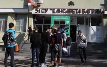 Децата трудно ще бъдат опазени да не се струпват на групички.